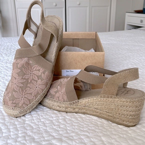 Pretty stitched espadrilles. Platform heels. Clean. - Picture 3 of 4